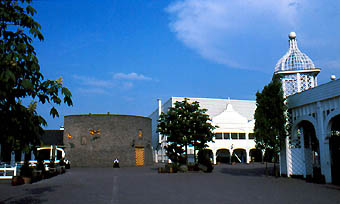 Harderwijk: Fort Herewich, das Seel�wen-Theater und die Rochenbecken: typischer Sea-World-Themenpark-Stil